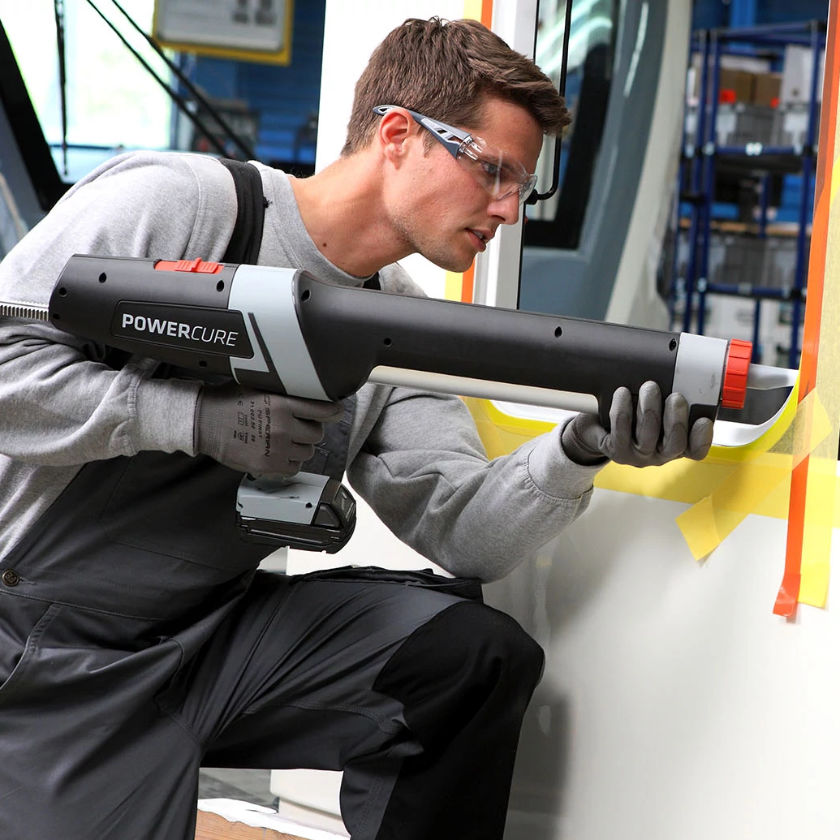Anwender arbeitet mit einer ergonomischen Sika Klebepistole – Industriedesign mit Fokus auf Handhabung und Präzision